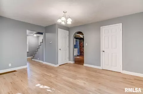 904 E Washington St, Riverton, IL 62561 photo 6