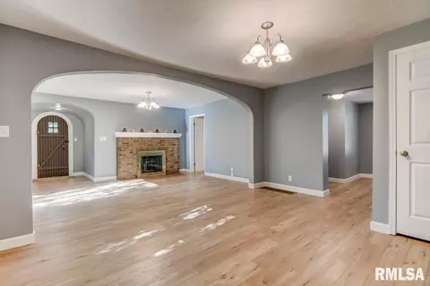 904 E Washington St, Riverton, IL 62561 photo 7