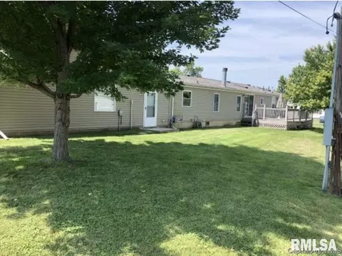 114 W Charles, Bluffs, IL 62621 photo 2