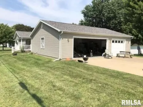 114 W Charles, Bluffs, IL 62621 photo 3