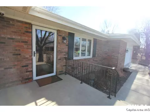 11 Beacon Ridge Dr, Springfield, IL 62711 photo 2