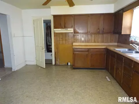 1109 N 15th St, Springfield, IL 62703 photo 6