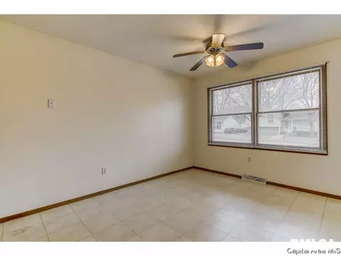 104 W Hawkeye Way, Springfield, IL 62707 photo 2