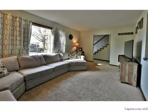 3104 Temple Dr, Springfield, IL 62704 photo 2