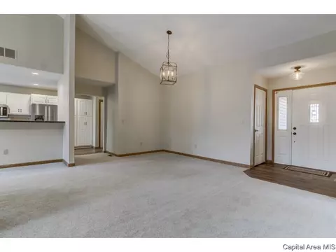 2212 Renwick Dr, Springfield, IL 62704 photo 3
