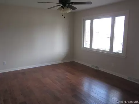 2059 Scarbrough Rd, Springfield, IL 62702 photo 4