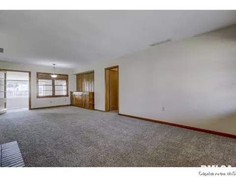 1924 E Hood St, Springfield, IL 62703 photo 4