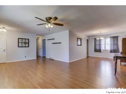 2404 Gillespie, Springfield, IL 62704 photo 2