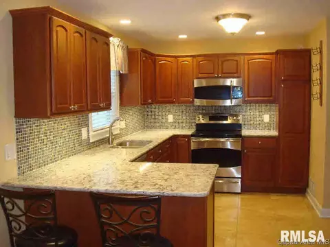 2429 S 8th St, Springfield, IL 62703 photo 3