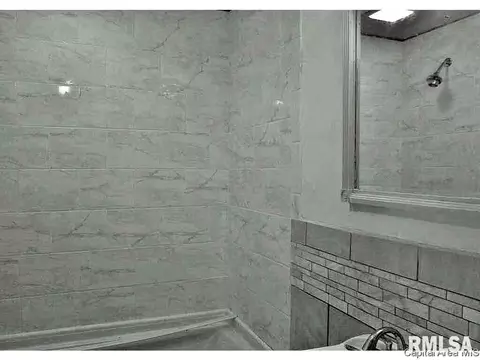 515 S State St, Springfield, IL 62704 photo 5