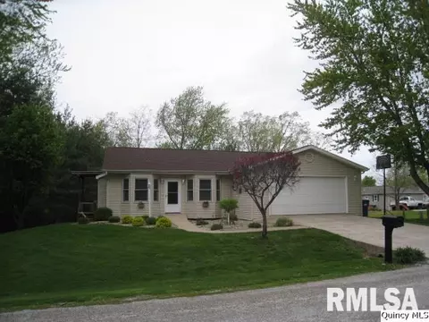320 Schoch Dr, Mendon, IL 62351 photo 1