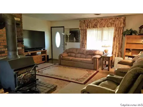 706 E Cardinal Ct, Athens, IL 62613 photo 5