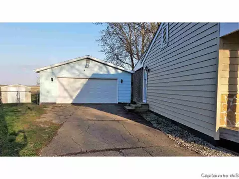 706 E Cardinal Ct, Athens, IL 62613 photo 4