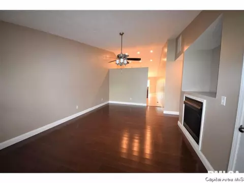 412 E Spruce St, Chatham, IL 62629 photo 5