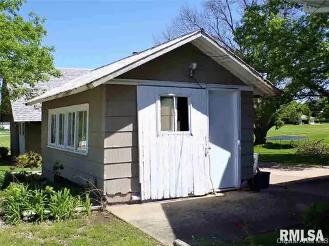 433 W Chestnut St, Oneida, IL 61467 photo 3