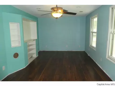 718 E John St, Bunker Hill, IL 62014 photo 2