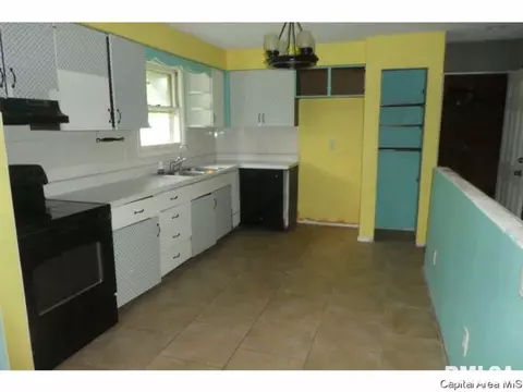 718 E John St, Bunker Hill, IL 62014 photo 5
