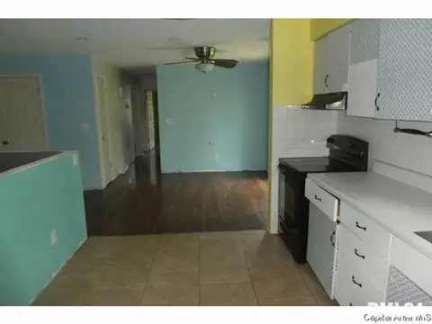 718 E John St, Bunker Hill, IL 62014 photo 6