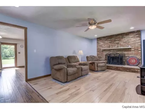 35 Devine Dr, Riverton, IL 62561 photo 4