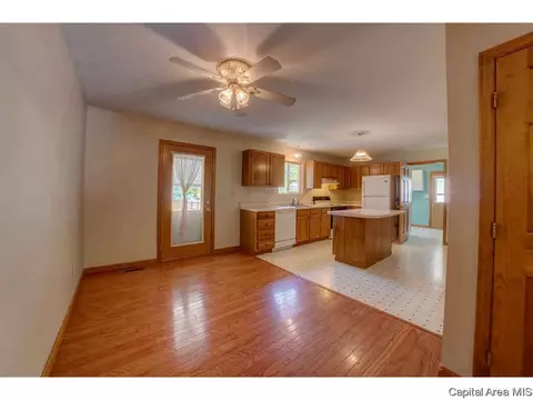 370 E Brown, Waverly, IL 62692 photo 14