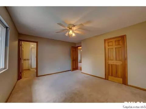 370 E Brown, Waverly, IL 62692 photo 3