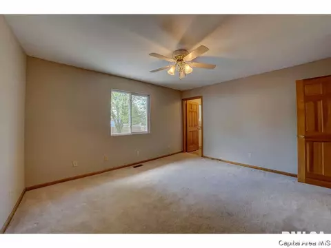 370 E Brown, Waverly, IL 62692 photo 2