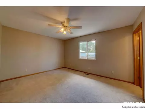 370 E Brown, Waverly, IL 62692 photo 4