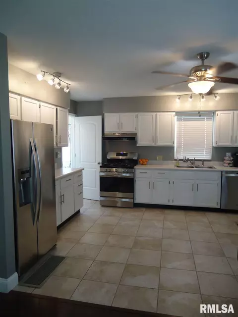 312 E Springfield St, Virginia, IL 62691 photo 2