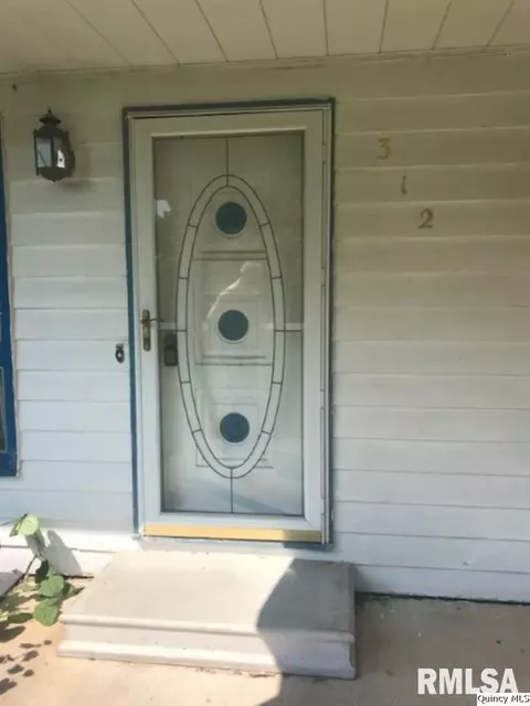 312 W Maple Ave, Ursa, IL 62376 photo 2