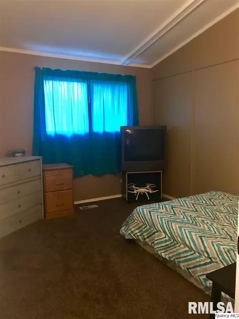 304 Sycamore St, Payson, IL 62360 photo 5