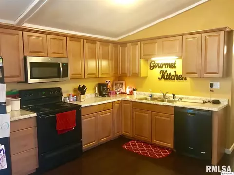 304 Sycamore St, Payson, IL 62360 photo 2