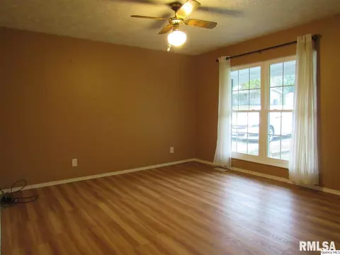 316 Willow St, Payson, IL 62360 photo 2