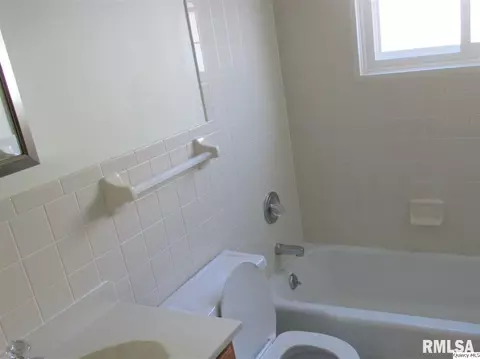2050 Maple, Quincy, IL 62301 photo 5