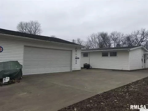 2046 Maple St, Quincy, IL 62301 photo 2