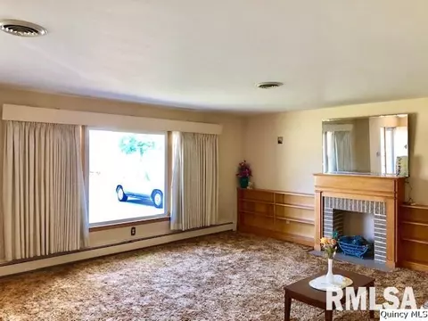 616 Miller St, Carthage, IL 62321 photo 2