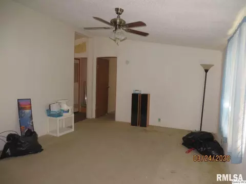 708 E Grn, Augusta, IL 62311 photo 2