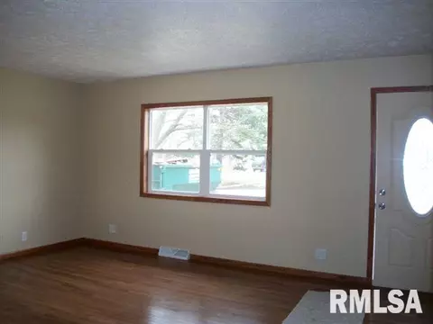 1875 Sunset Dr, Lincoln, IL 62656 photo 2
