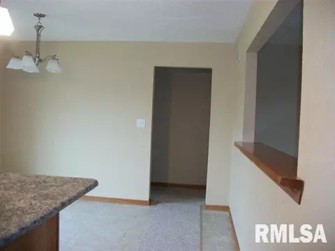 1875 Sunset Dr, Lincoln, IL 62656 photo 5