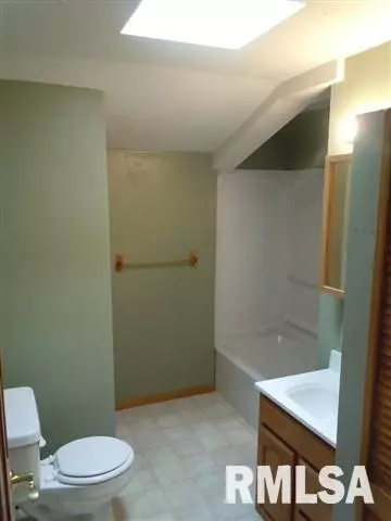 230 E Pine St, Broadwell, IL 62634 photo 8