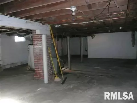 919 S Spring St, Mount Pulaski, IL 62548 photo 6