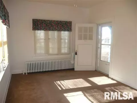 919 S Spring St, Mount Pulaski, IL 62548 photo 2