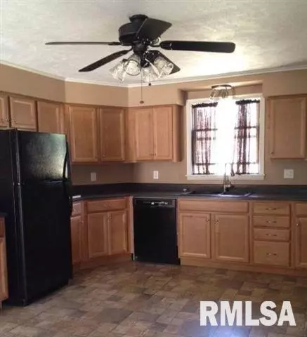 200 E Chester St, Chestnut, IL 62518 photo 3