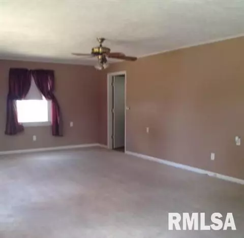 200 E Chester St, Chestnut, IL 62518 photo 2
