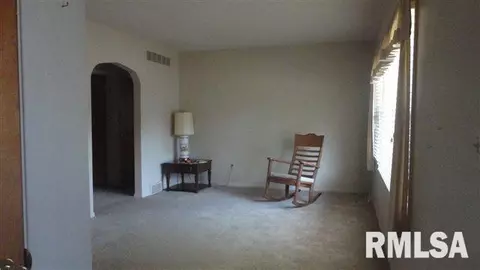 313 N Blatchford, Mclean, IL 61754 photo 2