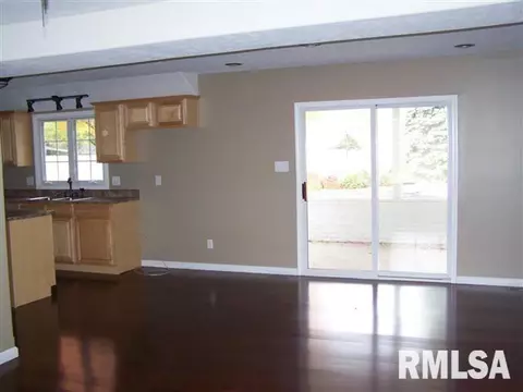 300 Rhoads Ave, Lincoln, IL 62656 photo 7