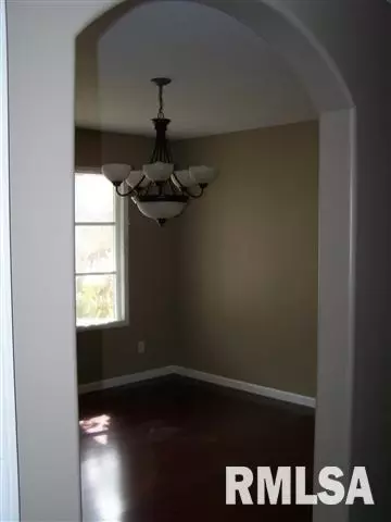 300 Rhoads Ave, Lincoln, IL 62656 photo 6