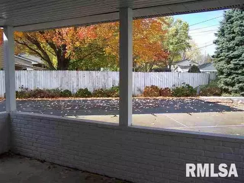 300 Rhoads Ave, Lincoln, IL 62656 photo 8