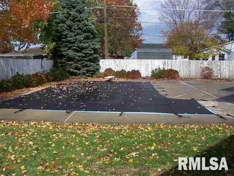 300 Rhoads Ave, Lincoln, IL 62656 photo 4