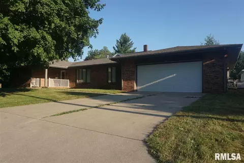118 E Dekalb St, Mount Pulaski, IL 62548 photo 1