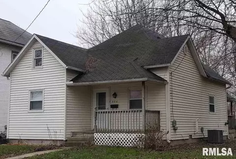 906 E Johnson St, Clinton, IL 61727 photo 1